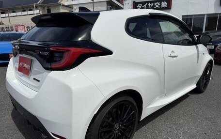 Toyota Yaris, 2022 год, 2 550 000 рублей, 4 фотография