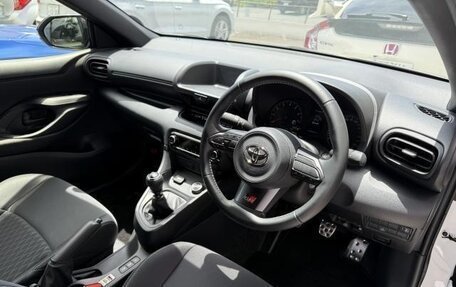 Toyota Yaris, 2022 год, 2 550 000 рублей, 8 фотография