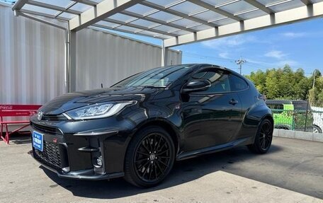 Toyota Yaris, 2022 год, 2 550 000 рублей, 2 фотография