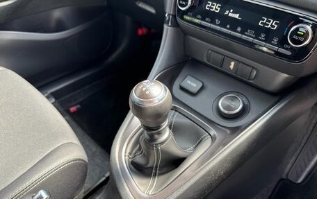 Toyota Yaris, 2022 год, 2 550 000 рублей, 24 фотография