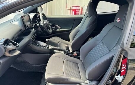 Toyota Yaris, 2022 год, 2 550 000 рублей, 32 фотография