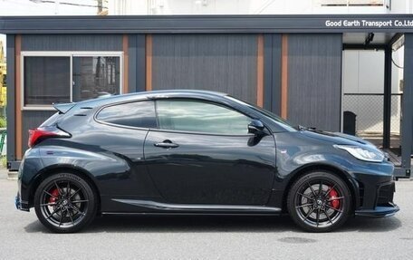 Toyota Yaris, 2022 год, 2 750 000 рублей, 5 фотография