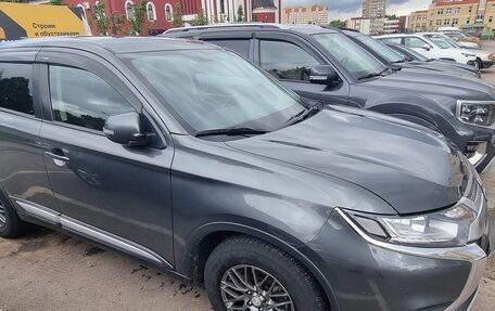 Mitsubishi Outlander III рестайлинг 3, 2019 год, 1 950 000 рублей, 2 фотография