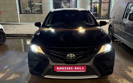 Toyota Camry, 2018 год, 2 370 000 рублей, 9 фотография