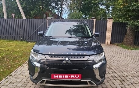 Mitsubishi Outlander III рестайлинг 3, 2021 год, 2 250 000 рублей, 3 фотография