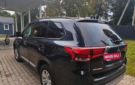 Mitsubishi Outlander III рестайлинг 3, 2021 год, 2 250 000 рублей, 4 фотография