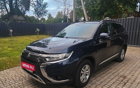 Mitsubishi Outlander III рестайлинг 3, 2021 год, 2 250 000 рублей, 2 фотография