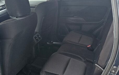 Mitsubishi Outlander III рестайлинг 3, 2021 год, 2 250 000 рублей, 15 фотография
