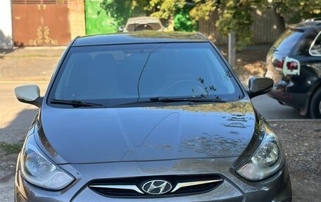 Hyundai Solaris II рестайлинг, 2012 год, 815 000 рублей, 1 фотография