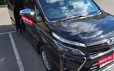 Toyota Voxy III, 2018 год, 2 150 000 рублей, 8 фотография