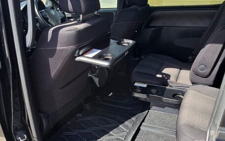 Toyota Voxy III, 2018 год, 2 150 000 рублей, 32 фотография