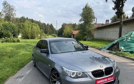 BMW 5 серия, 2004 год, 900 000 рублей, 1 фотография