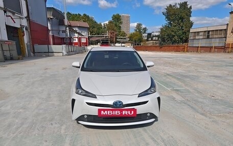Toyota Prius IV XW50, 2020 год, 3 200 000 рублей, 2 фотография