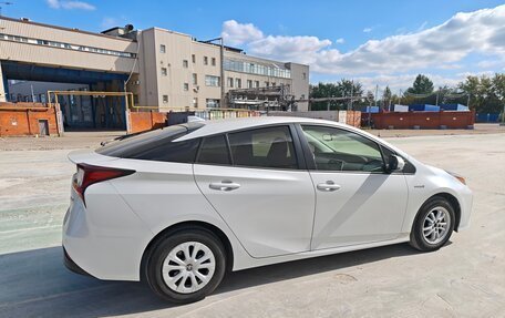 Toyota Prius IV XW50, 2020 год, 3 200 000 рублей, 7 фотография