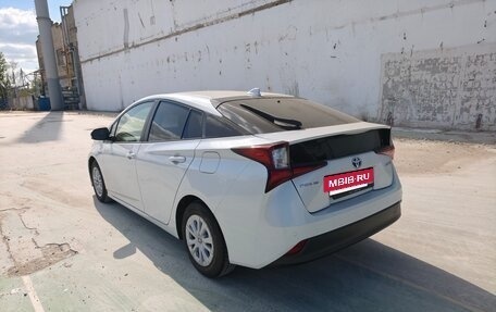 Toyota Prius IV XW50, 2020 год, 3 200 000 рублей, 6 фотография