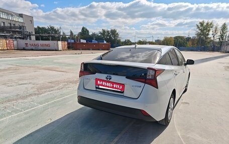 Toyota Prius IV XW50, 2020 год, 3 200 000 рублей, 4 фотография