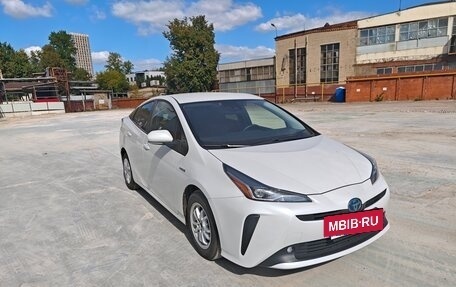 Toyota Prius IV XW50, 2020 год, 3 200 000 рублей, 3 фотография