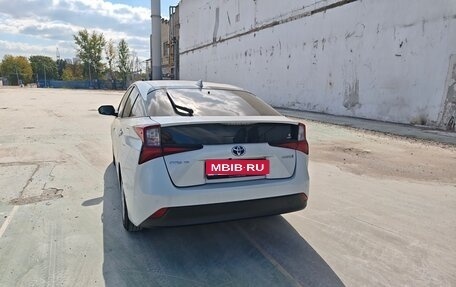 Toyota Prius IV XW50, 2020 год, 3 200 000 рублей, 5 фотография