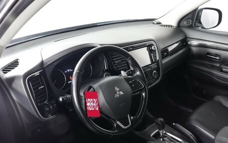 Mitsubishi Outlander III рестайлинг 3, 2016 год, 2 199 000 рублей, 9 фотография