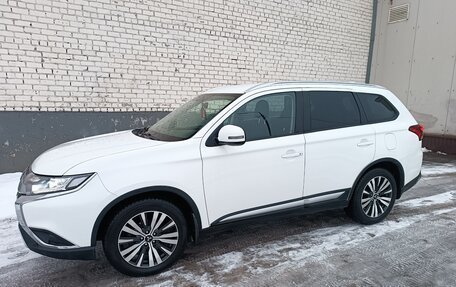 Mitsubishi Outlander III рестайлинг 3, 2019 год, 2 250 000 рублей, 1 фотография