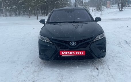Toyota Camry, 2018 год, 1 900 000 рублей, 3 фотография