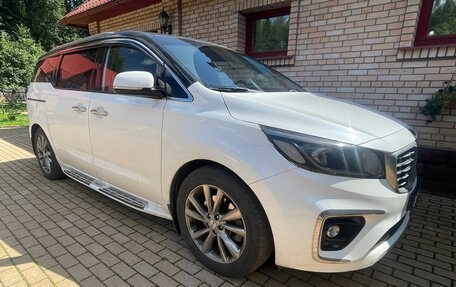 KIA Carnival III, 2018 год, 2 590 000 рублей, 2 фотография