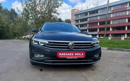 Volkswagen Passat B8 рестайлинг, 2019 год, 2 400 000 рублей, 2 фотография
