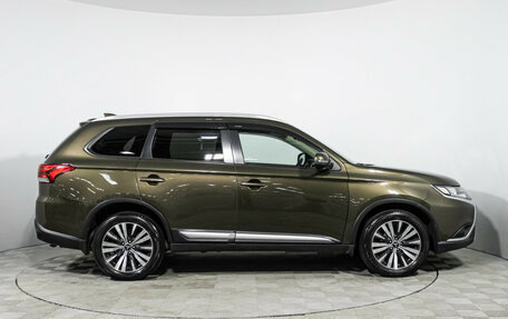 Mitsubishi Outlander III рестайлинг 3, 2018 год, 1 949 700 рублей, 4 фотография