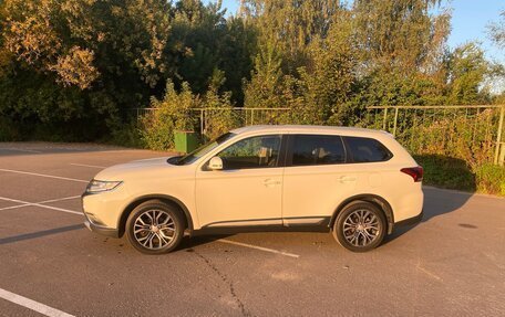 Mitsubishi Outlander III рестайлинг 3, 2015 год, 1 640 000 рублей, 3 фотография