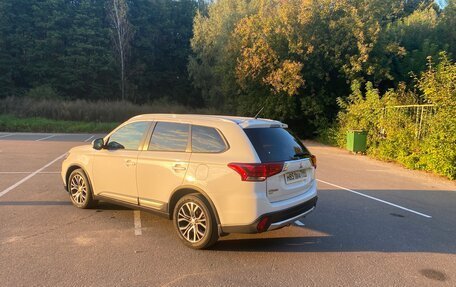 Mitsubishi Outlander III рестайлинг 3, 2015 год, 1 640 000 рублей, 4 фотография