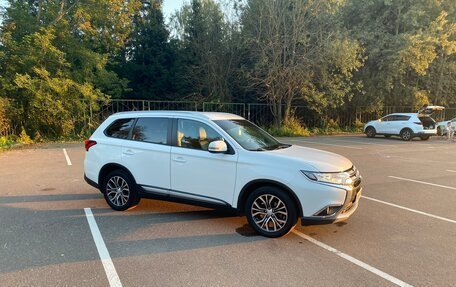 Mitsubishi Outlander III рестайлинг 3, 2015 год, 1 640 000 рублей, 9 фотография