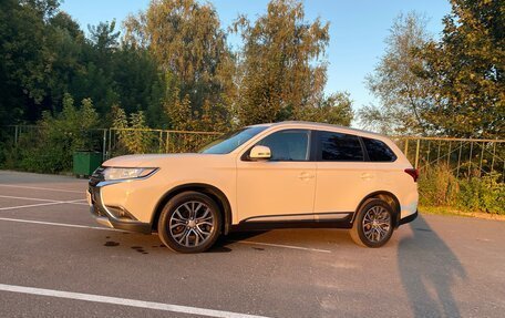 Mitsubishi Outlander III рестайлинг 3, 2015 год, 1 640 000 рублей, 12 фотография