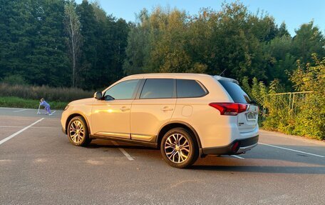 Mitsubishi Outlander III рестайлинг 3, 2015 год, 1 640 000 рублей, 11 фотография