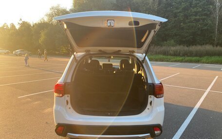 Mitsubishi Outlander III рестайлинг 3, 2015 год, 1 640 000 рублей, 16 фотография