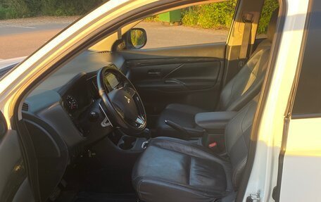 Mitsubishi Outlander III рестайлинг 3, 2015 год, 1 640 000 рублей, 19 фотография