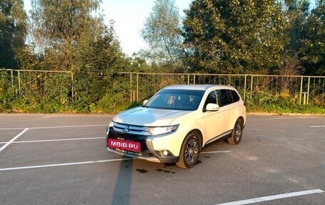 Mitsubishi Outlander III рестайлинг 3, 2015 год, 1 640 000 рублей, 10 фотография