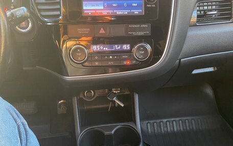 Mitsubishi Outlander III рестайлинг 3, 2015 год, 1 640 000 рублей, 22 фотография