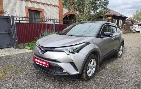 Toyota C-HR I рестайлинг, 2018 год, 2 680 000 рублей, 3 фотография