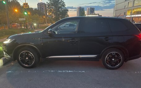 Mitsubishi Outlander III рестайлинг 3, 2016 год, 1 800 000 рублей, 11 фотография