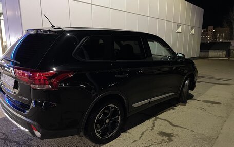 Mitsubishi Outlander III рестайлинг 3, 2016 год, 1 800 000 рублей, 5 фотография
