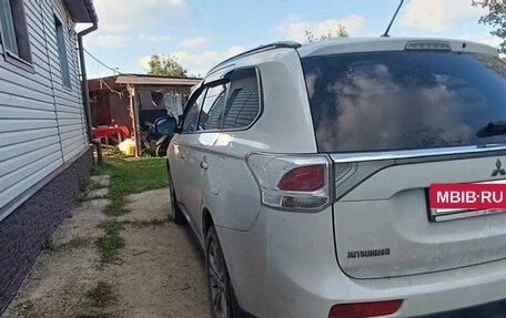 Mitsubishi Outlander III рестайлинг 3, 2012 год, 1 700 000 рублей, 8 фотография