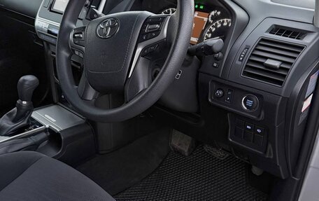 Toyota Land Cruiser Prado 150 рестайлинг 2, 2017 год, 3 999 999 рублей, 8 фотография