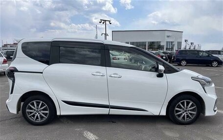 Toyota Sienta II, 2021 год, 1 055 000 рублей, 5 фотография