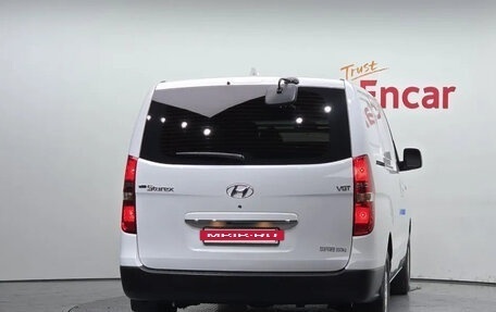 Hyundai Grand Starex Grand Starex I рестайлинг 2, 2021 год, 1 930 000 рублей, 4 фотография