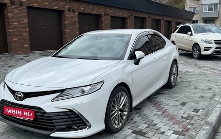 Toyota Camry, 2021 год, 3 700 000 рублей, 2 фотография