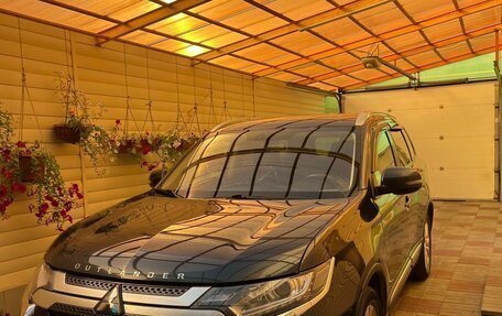 Mitsubishi Outlander III рестайлинг 3, 2019 год, 2 400 000 рублей, 4 фотография
