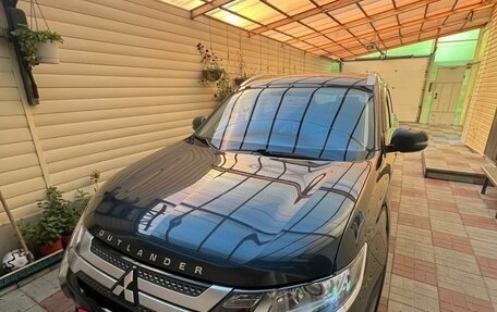 Mitsubishi Outlander III рестайлинг 3, 2019 год, 2 400 000 рублей, 3 фотография