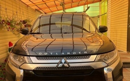 Mitsubishi Outlander III рестайлинг 3, 2019 год, 2 400 000 рублей, 5 фотография