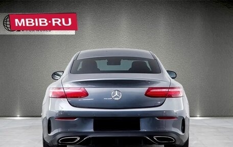 Mercedes-Benz E-Класс, 2020 год, 3 000 000 рублей, 4 фотография
