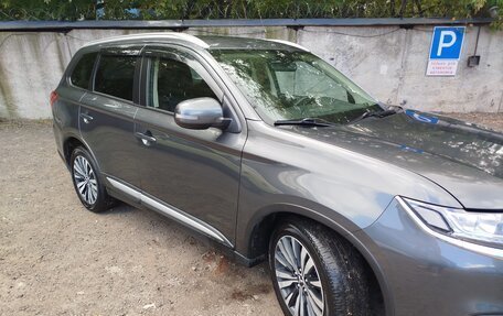 Mitsubishi Outlander III рестайлинг 3, 2020 год, 2 100 000 рублей, 2 фотография